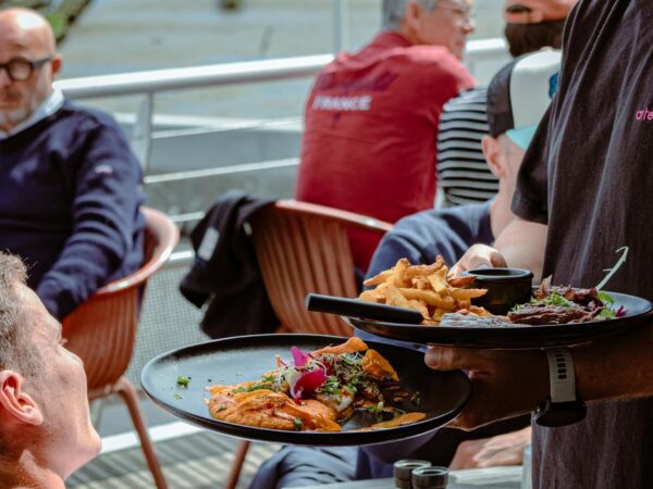 service-midi-terrasse-restaurant-le-treho